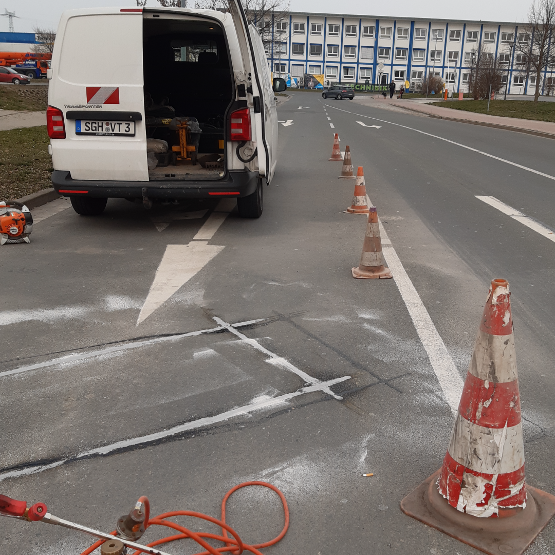 Absperrung einer Straße für den Bau einer Induktionsschleife. Absperrung einer Straße für den Bau einer Induktionsschleife.