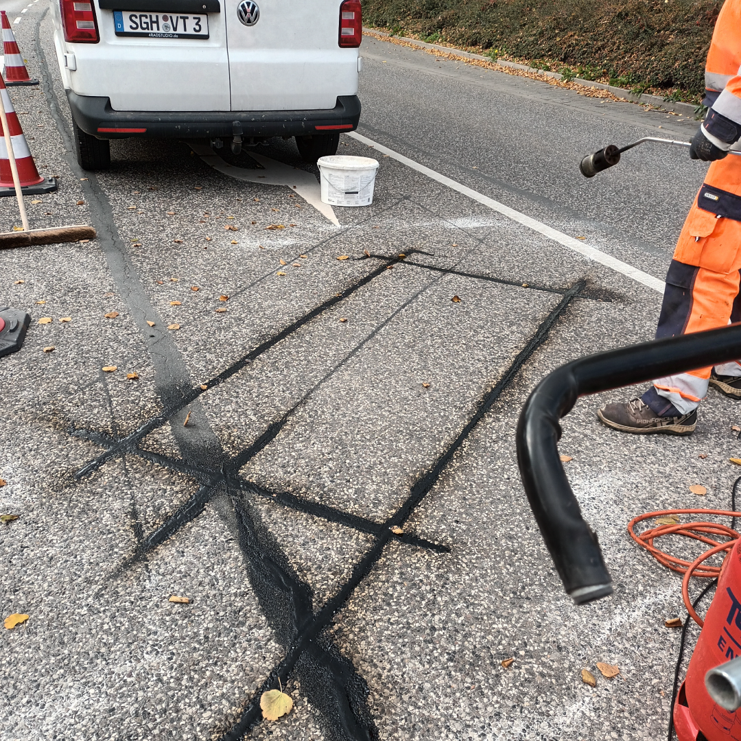 Auch in Städten müssen Induktionsschleifen erneuert werden. Auch in Städten müssen Induktionsschleifen erneuert werden.
